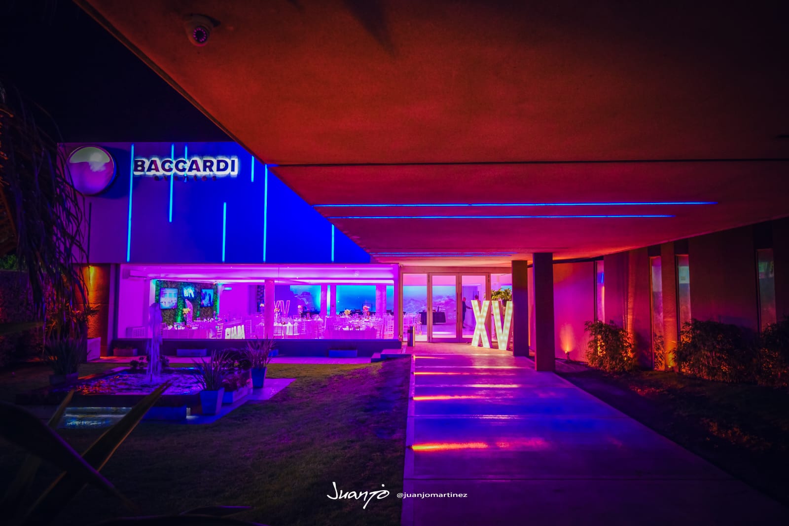 Galería exterior con luces neón y letras XV