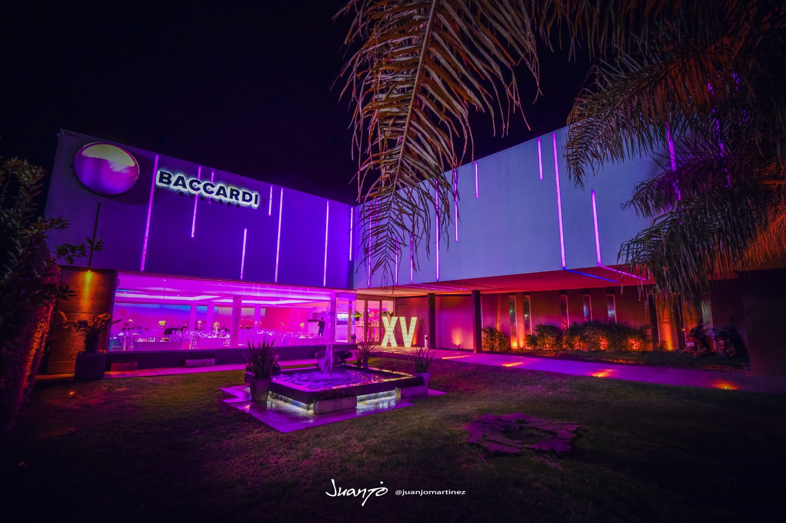 Fachada de Baccardi Eventos iluminada en violeta